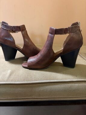 New Directions Brown Textured Peep-Toe Block Heel Sandals